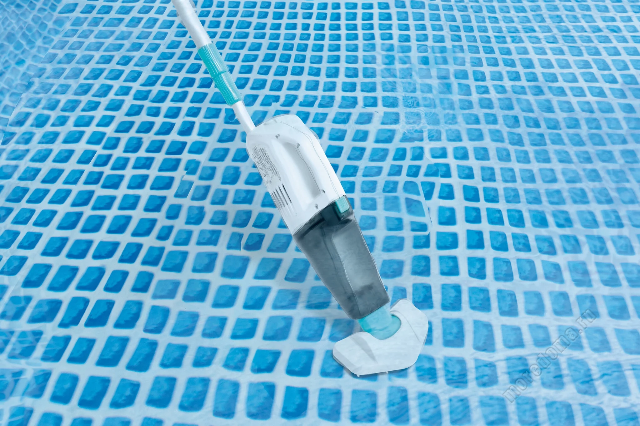 Вакуумный пылесос INTEX ZR100 для чистки бассейна на аккумуляторе 2.39 м ; артикул 28626